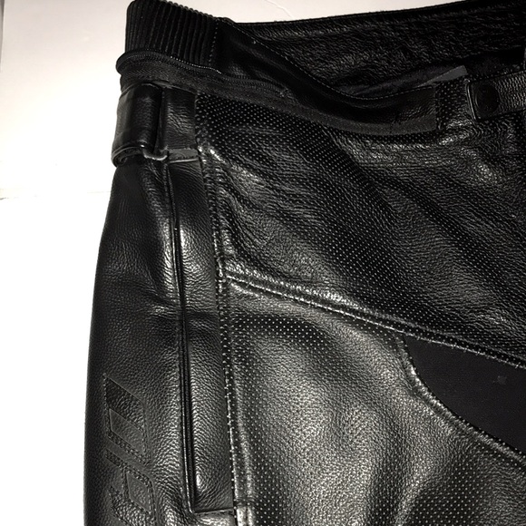 Men’s EUC DAINESE Black Moto Biker Leather Shorts Sz 56 - Picture 8 of 14